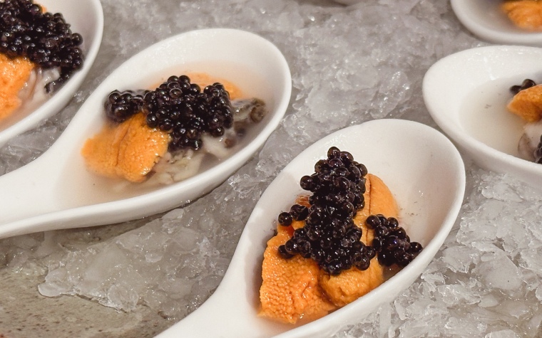 Delicias del Mar: Trío de Caviar, Erizo y Ostra